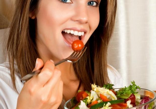 emagrecer-comendo-mulher-salada-15688